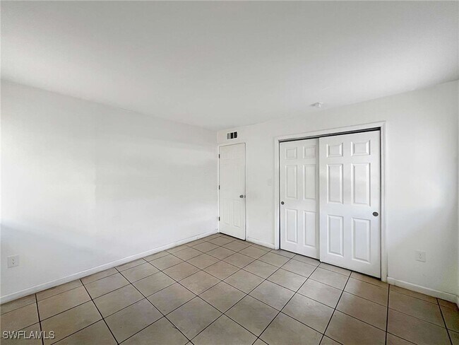 Building Photo - 1852 Golf View Ave