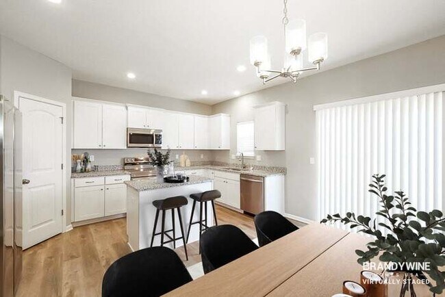 Building Photo - APPLY NOW! 5BED 3BATH