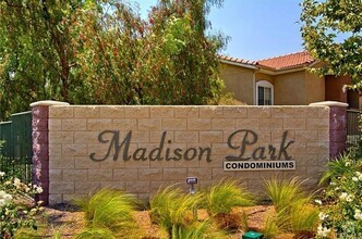Building Photo - Great 3 Bedroom 2 Bath upper condo in a lo...