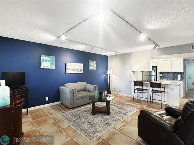 Building Photo - 801 NE 18th Ct