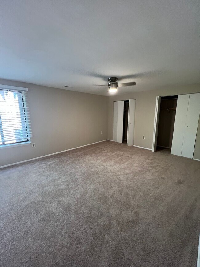 Building Photo - RENOVATED TOP LEVEL CONDO