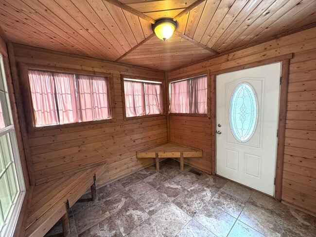 Building Photo - 2005 8th Ave N