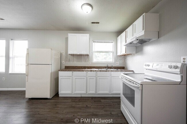 Building Photo - 3014 W 10th St