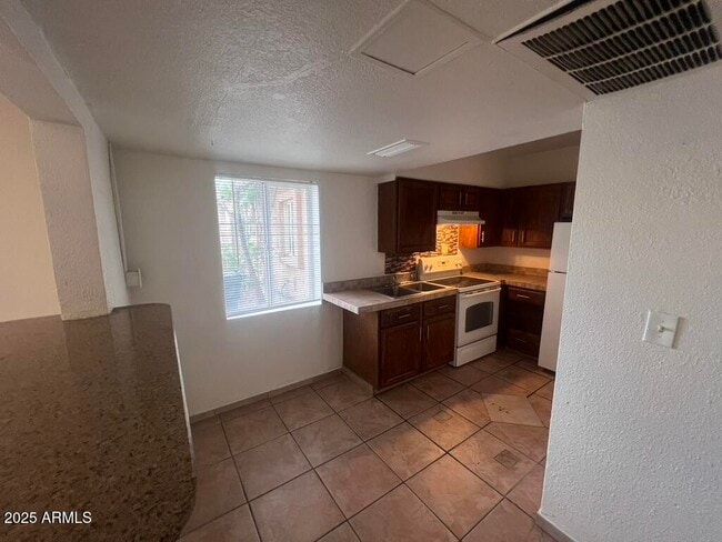 Building Photo - 526 S Mesa Dr