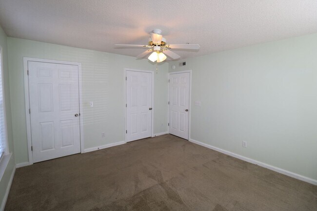 Building Photo - 214 Quietwood Dr