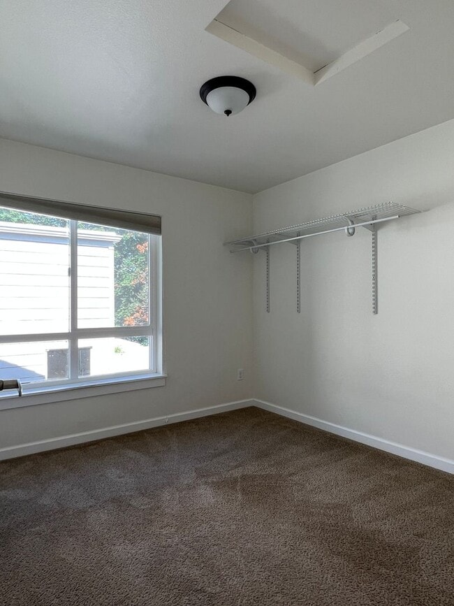 Building Photo - Large UW Townhome available 9/1 for 2025-2...