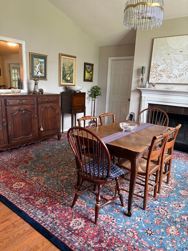 Building Photo - Large, private home in Rivercliff