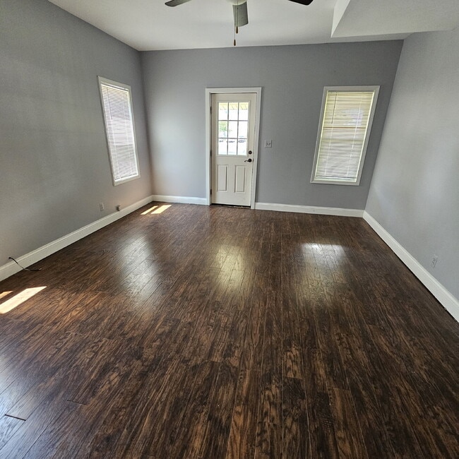 Building Photo - Duplex - 2 Bedroom, 2 Full Bathrooms and a...