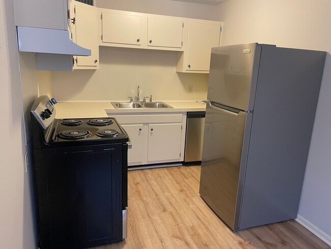 Building Photo - Salem Square is close to everything!