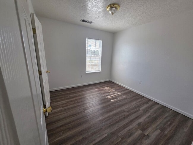 Building Photo - Your Awesome 3-Bed Home Awaits!