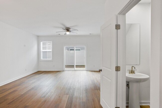 Building Photo - Large 3 story townhome near beach with com...