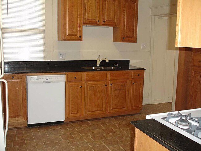 Building Photo - 315 W 21st St