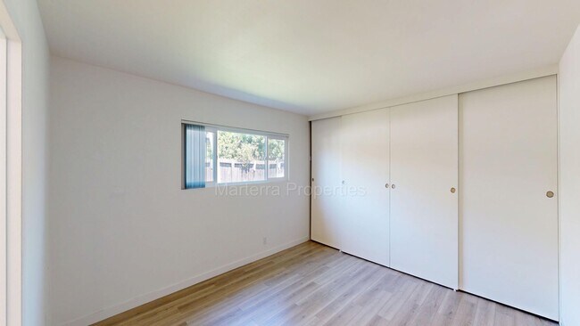 Building Photo - Ren Cir