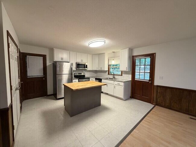 Building Photo - 144 Fern Forest Dr