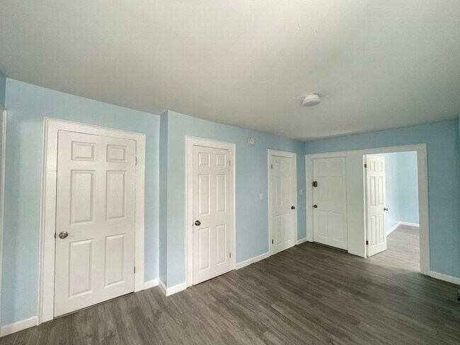 Building Photo - 9 Oak St