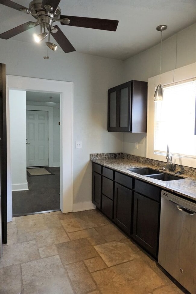 Building Photo - 2 BED 1 BATH DUPLEX MESTA PARK