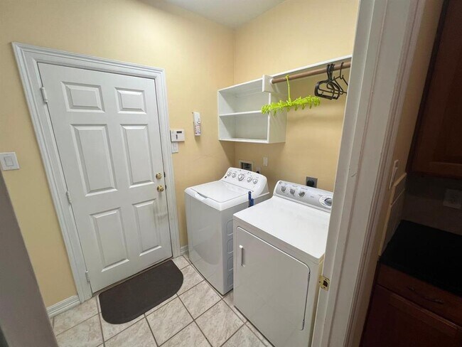 Building Photo - 1155 Enclave Square E
