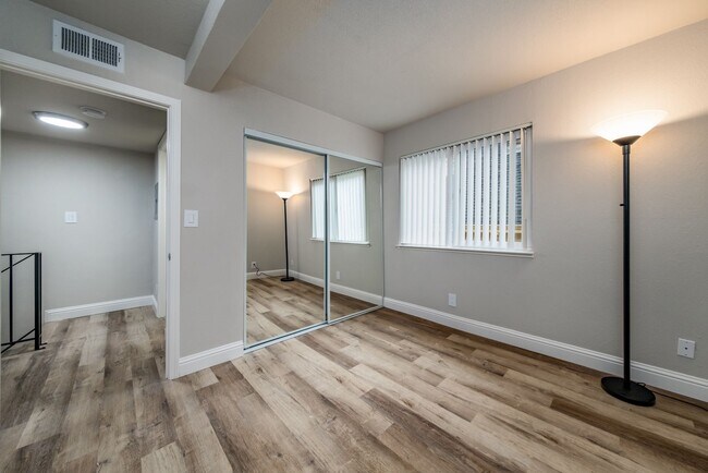 Building Photo - Recently Renovated 2 Bedroom 1 Bath, Two-L...