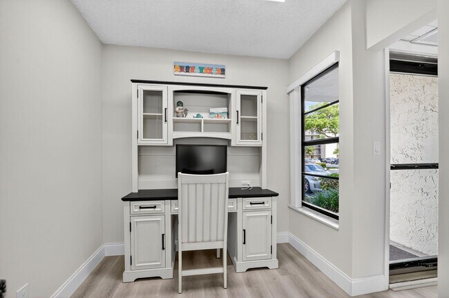 Building Photo - 8 Royal Palm Way