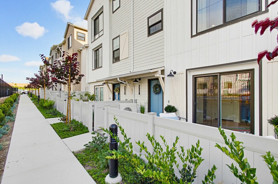 Building Photo - 2528 Delphinium Ln