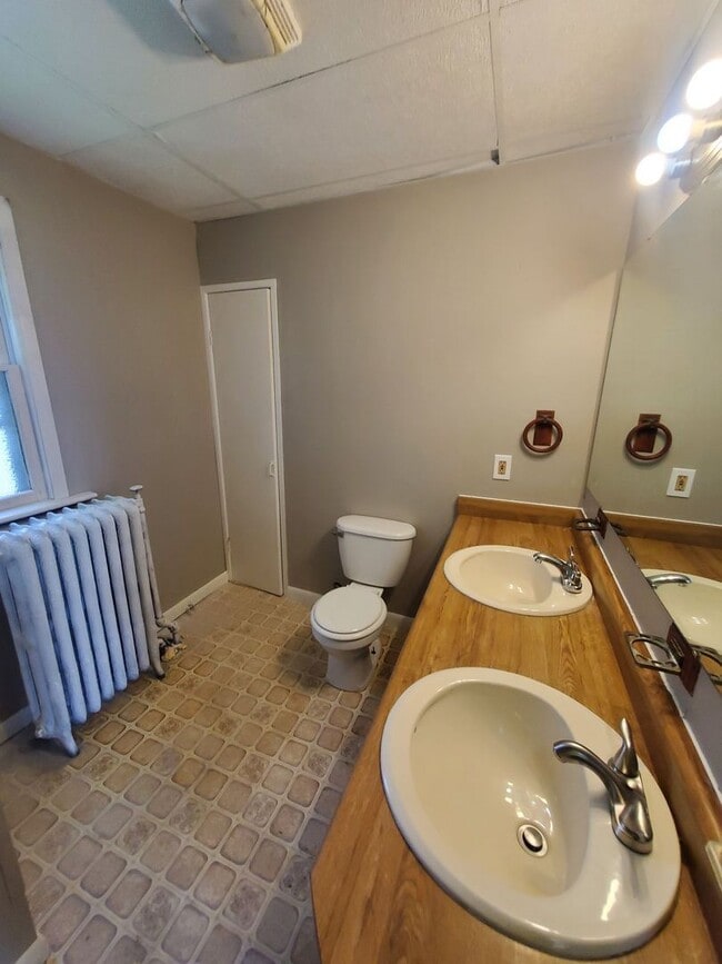 Building Photo - 4 Bedroom Single Family