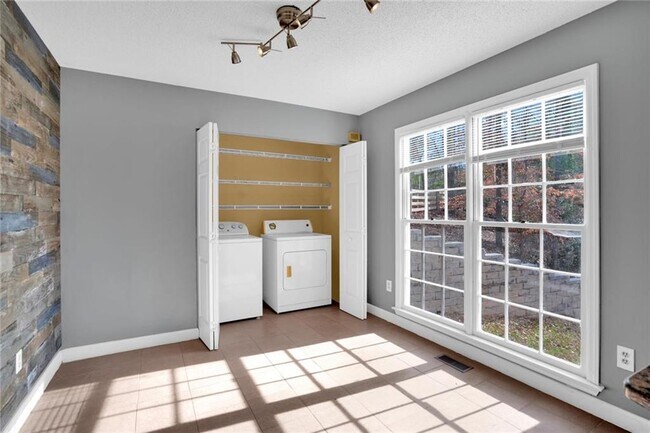 Building Photo - 3778 Rivaridge Dr