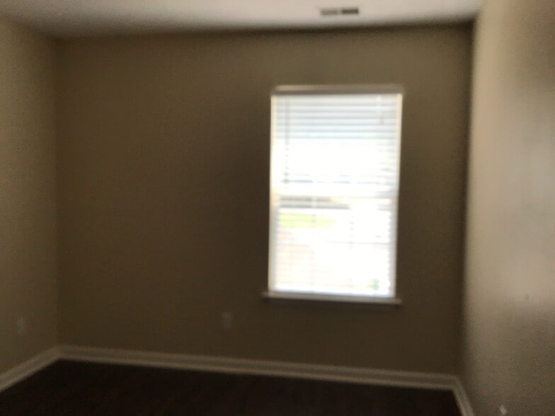 Building Photo - 634 Coopers Ln N