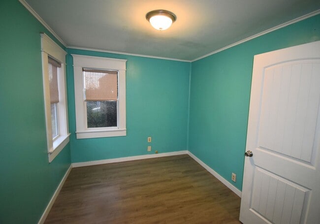 Building Photo - Move in special!  $1,500 off 1st months rent!