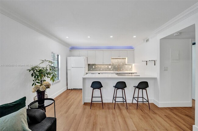 Building Photo - 815 NE 28th St