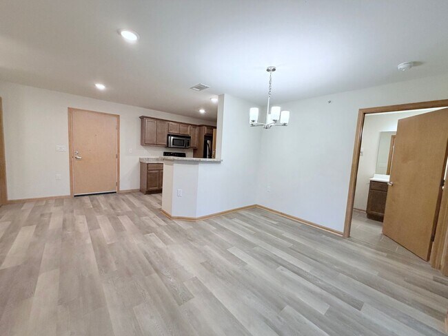 Building Photo - 2 Bed / 2 Bath Apartment in Madison, WI 53579