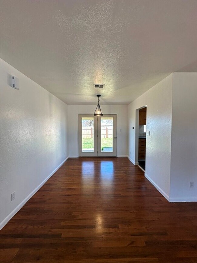 Building Photo - Updated home in Henley School District