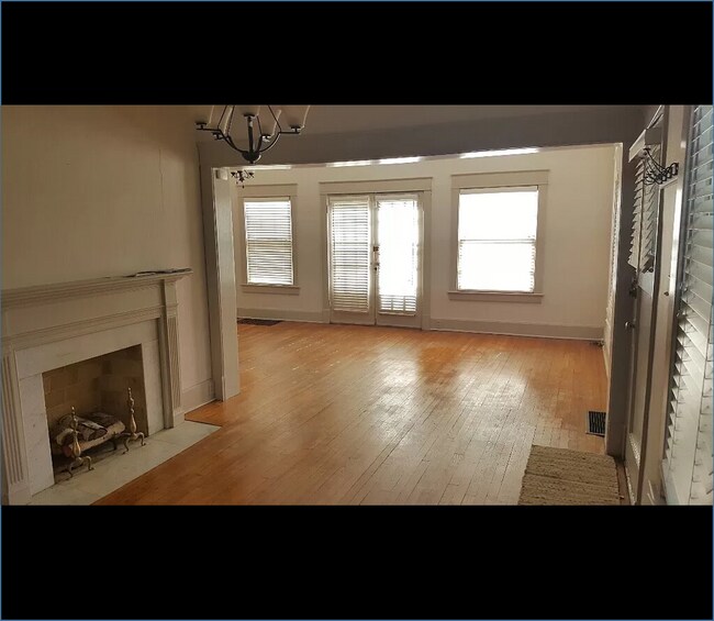 Building Photo - 1300 E 81st Ter