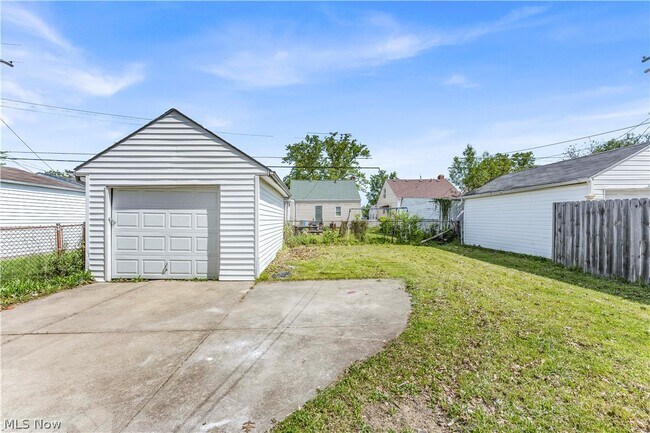 Building Photo - 15803 Delrey Ave