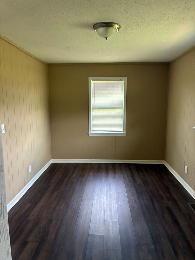 Building Photo - Peaceful Country Living in Sylacauga – Huge Yard & Beautiful Updates!