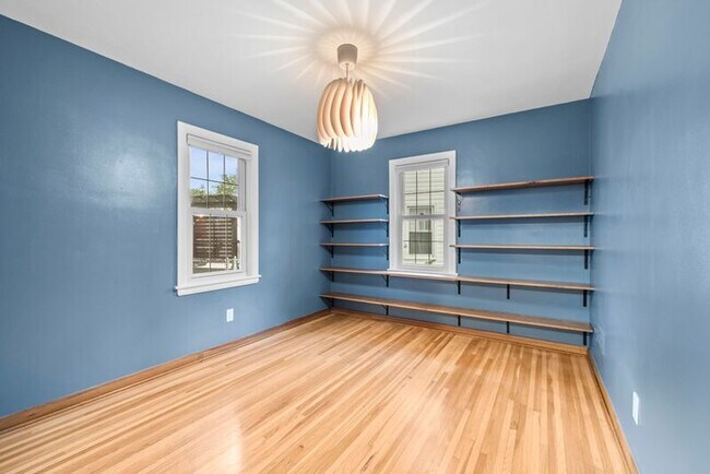 Building Photo - 304 E Schreyer Pl