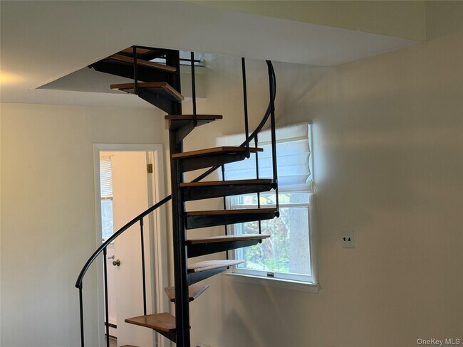 Building Photo - 8 Sunset Dr