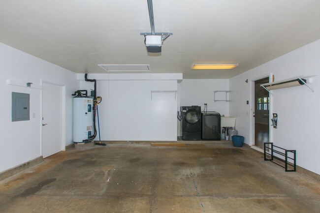Building Photo - BACK ON MARKET**Single level spacious home...