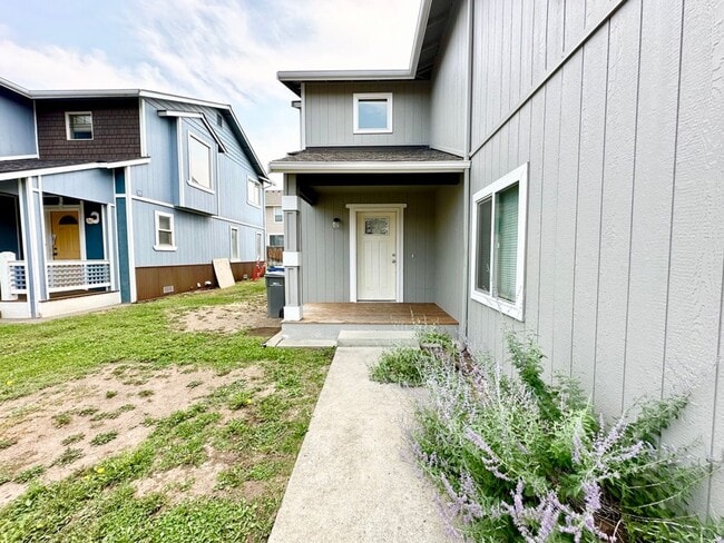 Building Photo - Updated Townhouse in Ellenbsurg