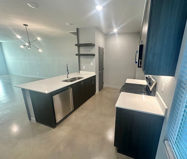 Building Photo - AVAILABLE NOW!