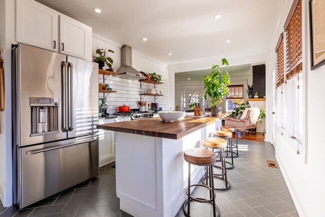 Building Photo - Rare historic East Nashville bungalow for rent; 4 Beds 3 Baths, 1,806 SqFt, fenced yard