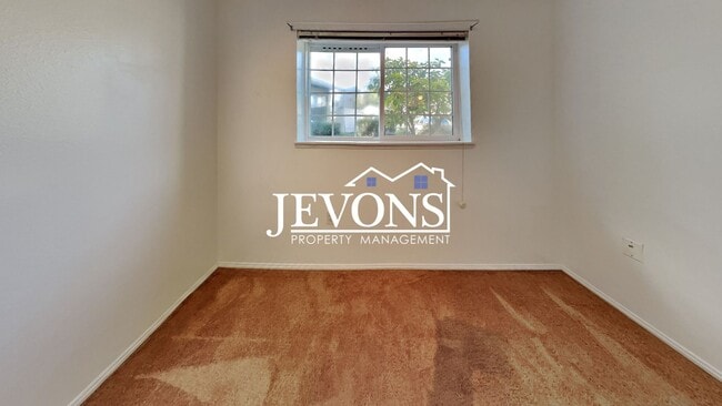 Building Photo - Condo with Swimming Pool and Private Enclosed 1-Car Garage in Klahanie Neighborhood