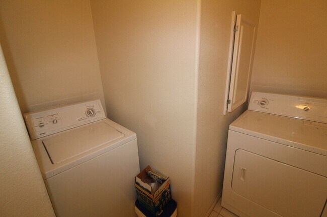 Building Photo - SHOWINGS AVAILABLE NOW