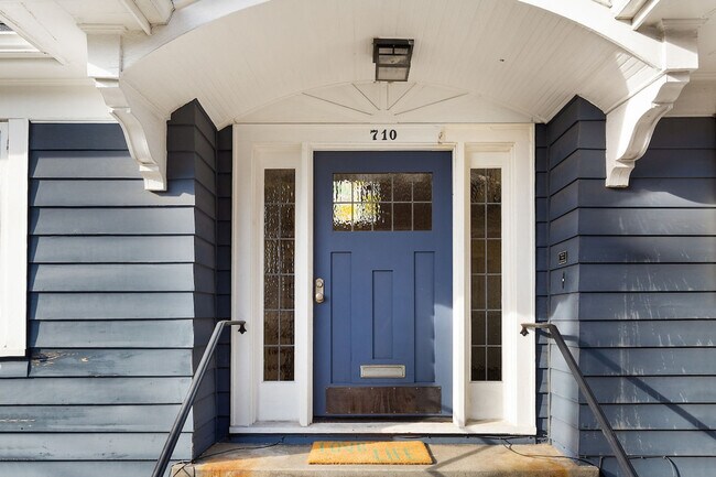 Building Photo - 1005 E Roy St