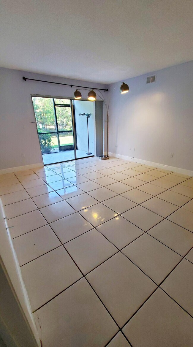 Building Photo - 721 N Pine Island Rd