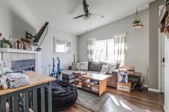 Building Photo - Huge room in a large shared home, private bathroom, great neighborhood, friendly roommates!