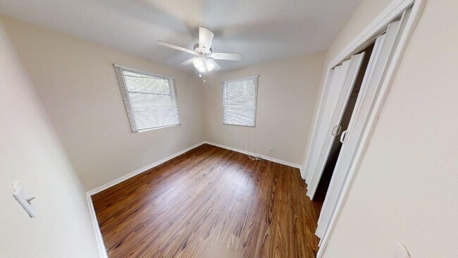 Building Photo - 3 bedroom 1 bathroom house
