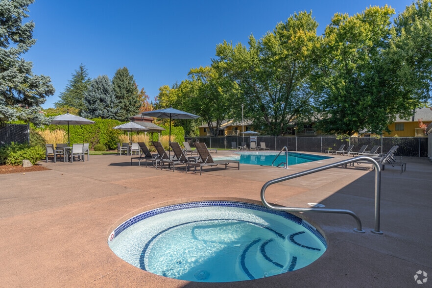 Primary Photo - Parklane Apartments