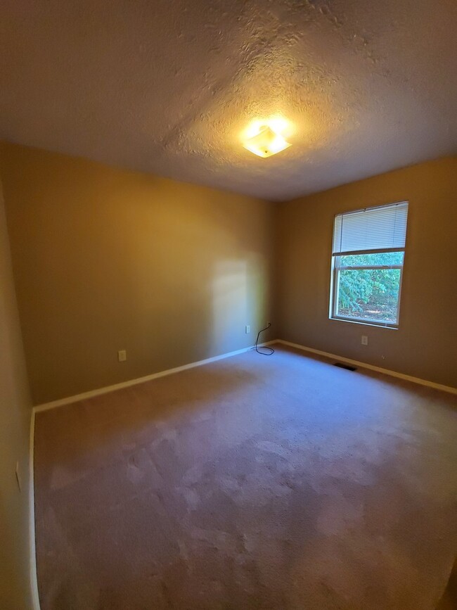 Building Photo - 4 bedroom, 2 bathroom duplex.