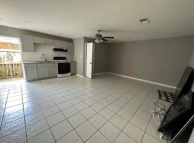 Building Photo - 13806 Hollypark Dr