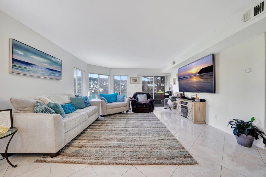 Building Photo - 815 W Boynton Beach Blvd